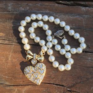 ✨ Vintage Pearl Heart Choker ✨